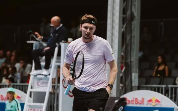 Александр Бублик успешно стартовал на "Мастерсе" в Париже