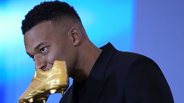 Мбаппе вручили «Золотую бутсу» за минувший сезон. Француз забил 31 гол в Ла Лиге