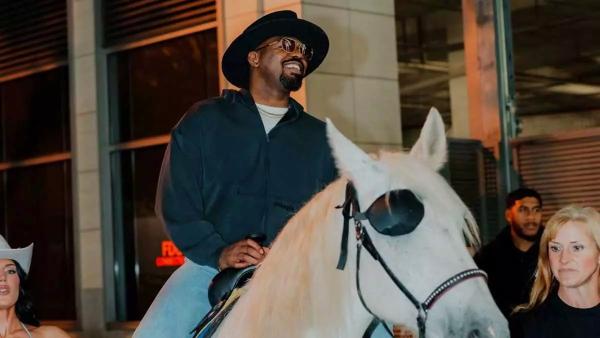 Джон Джонс проехался на одноглазой лошади, изображающей Тома Аспиналла