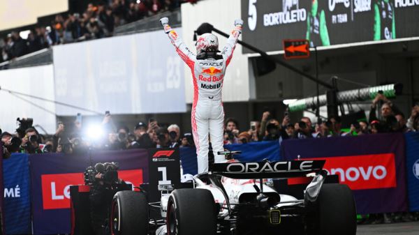 Гоночные комбинезоны Ферстаппена и Цуноды продали за 83 000 фунтов