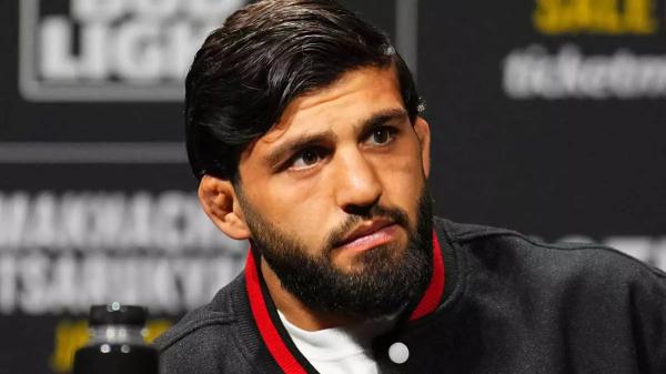 Арман Царукян оценил шансы Дэна Хукера в поединке