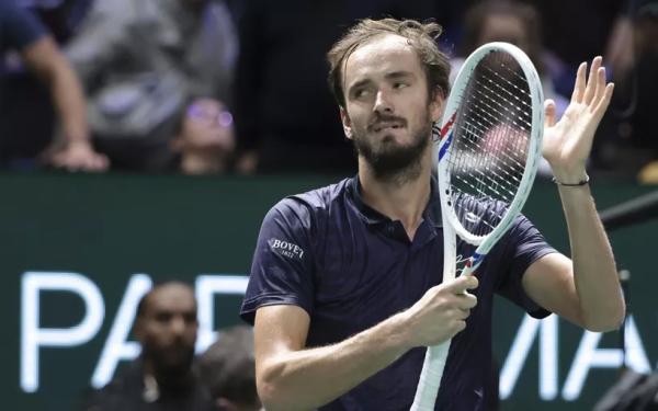 Даниил Медведев проиграл Александру Звереву в четвертьфинале "Мастерса" в Париже