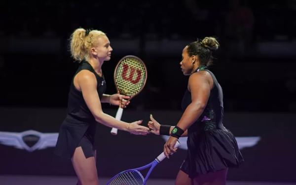 Синякова и Таунсенд одержали победу на старте Итогового турнира WTA в паре