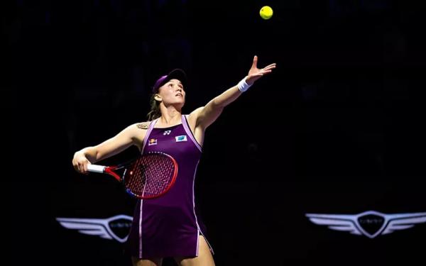 Елена Рыбакина в двух сетах обыграла Арину Соболенко в финале Итогового турнира WTA