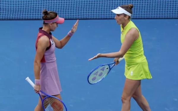 Итоговый турнир WTA. Вероника Кудерметова и Элизе Мертенс вышли в полуфинал парного разряда