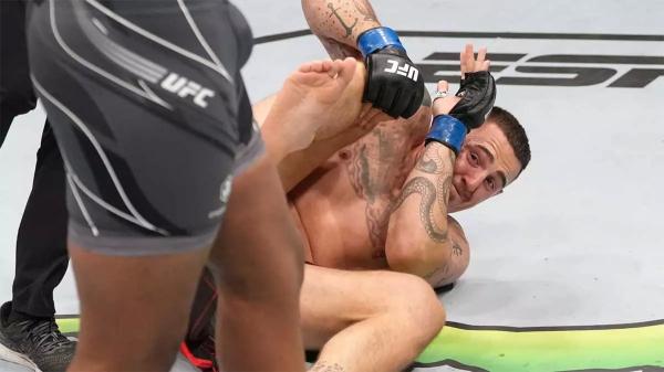 Джон Джонс: «Аспиналл сразу становится недееспособным и сдаётся»