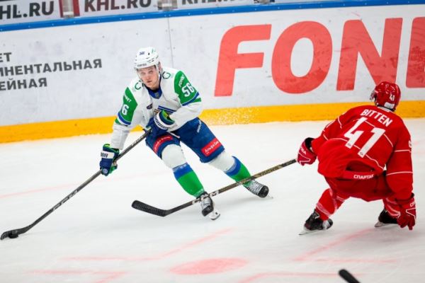 Шелдон Ремпал прилетел в Уфу, в аэропорту его встречал форвард «Салавата» Девин Броссо