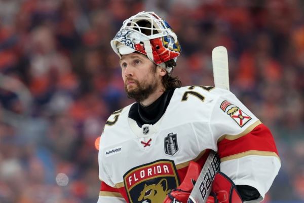 Сергей Бобровский провёл тренировку в специальной маске, посвящённой борьбе с раком