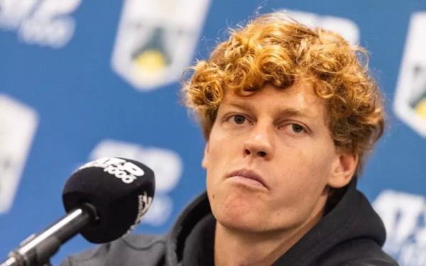 Янник Синнер отреагировал на падение Зверева в матче с Медведевым