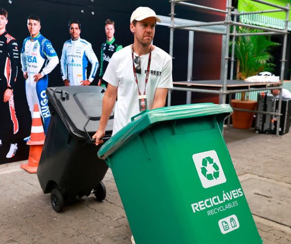 Феттель замечен рядом с мусорными баками в паддоке Интерлагоса. Фото