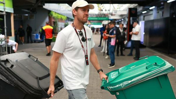 Феттель замечен рядом с мусорными баками в паддоке Интерлагоса. Фото